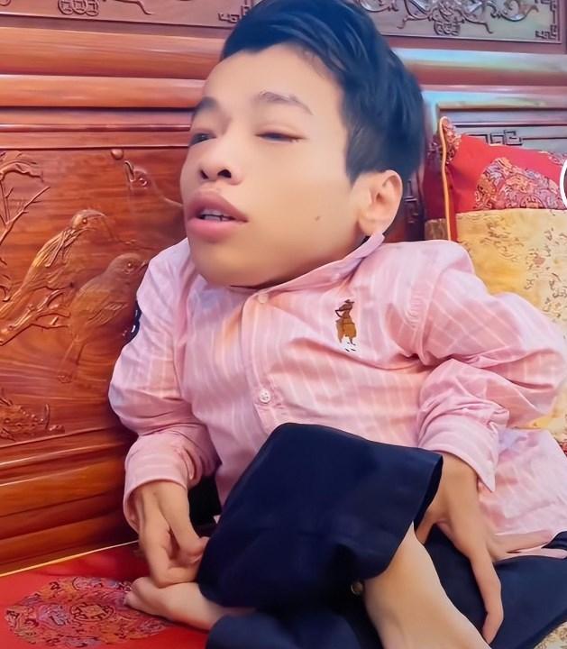 回顾"轮椅总裁"李创利:身高80厘米年赚上亿,连娶两任美娇娘