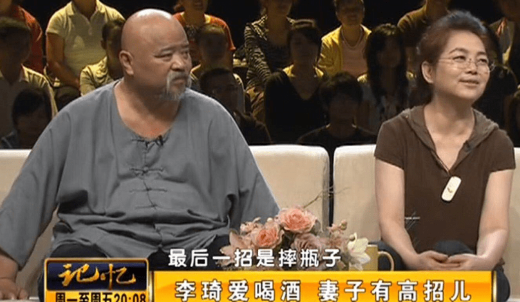 2019年,64岁的李琦又双叒进了医院,照片上的他面容憔悴,耷拉着脸,丝毫