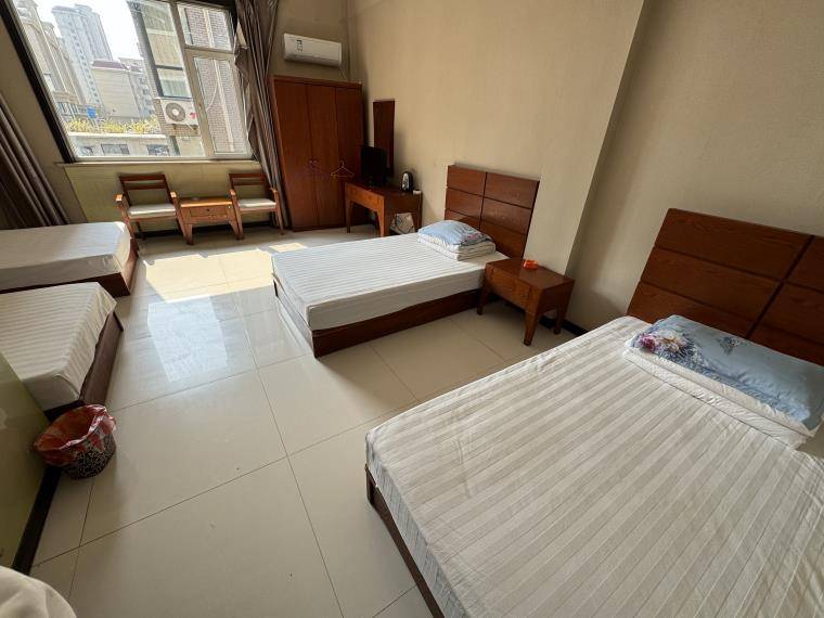 辽宁兴城新一地温泉宾馆,3层楼60间房能容纳150人,三餐一宿仅99