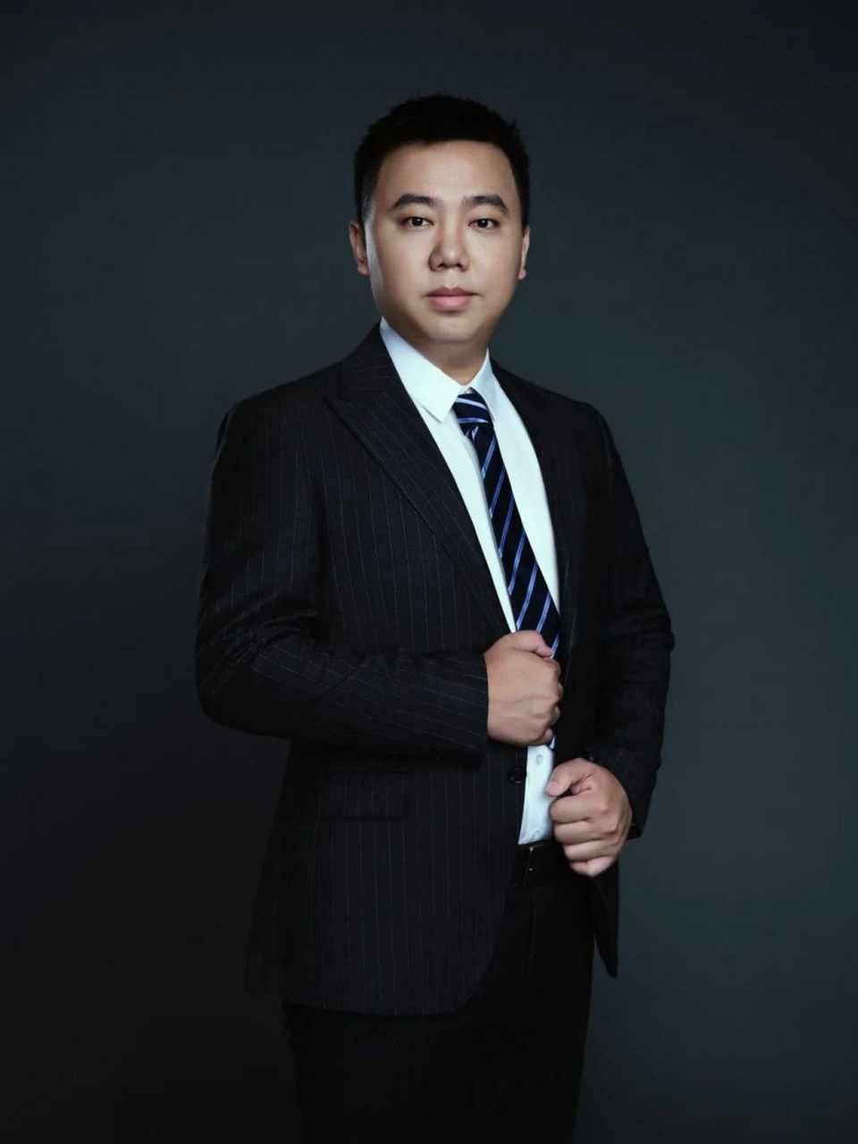 新掌门李昆通过大胆革新和深度消费者管理策略,推动达霏欣成为生发