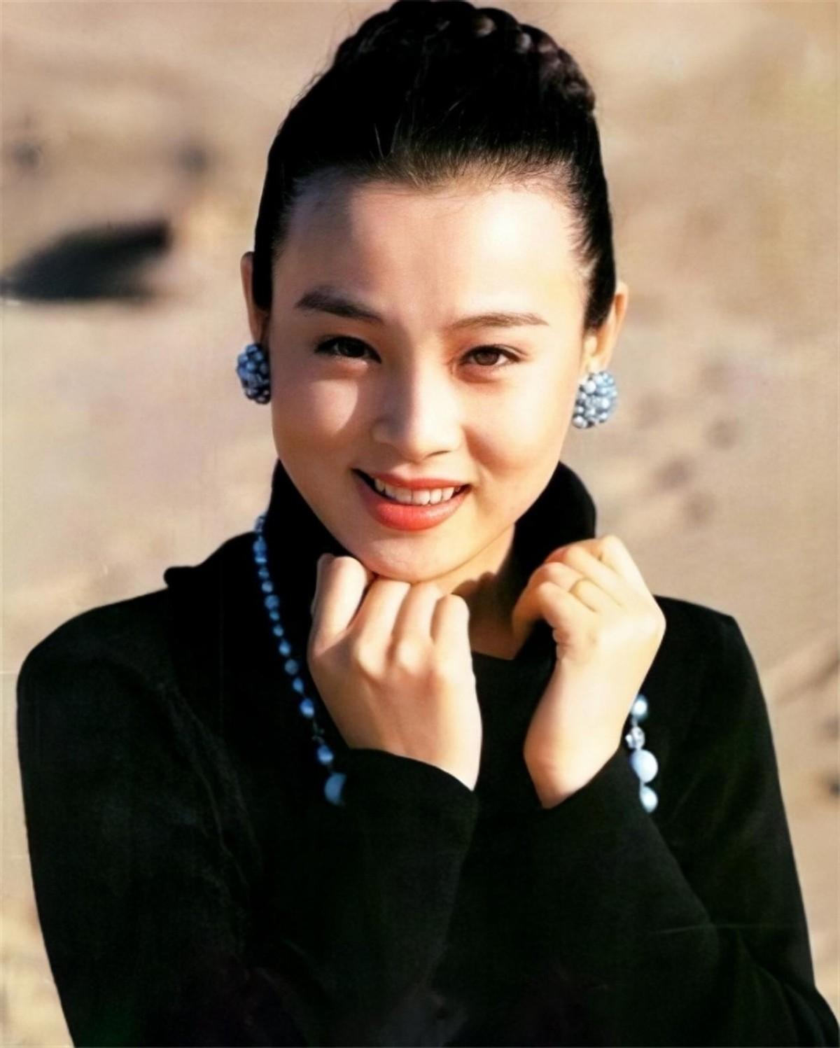 回顾赵明明:月子期间办离婚,23年坚持不嫁陪伴女儿52岁仍单身