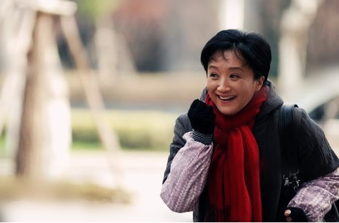 她是胡歌的偶像,63岁无儿无女,退休金2500,卖别墅为丈夫还债