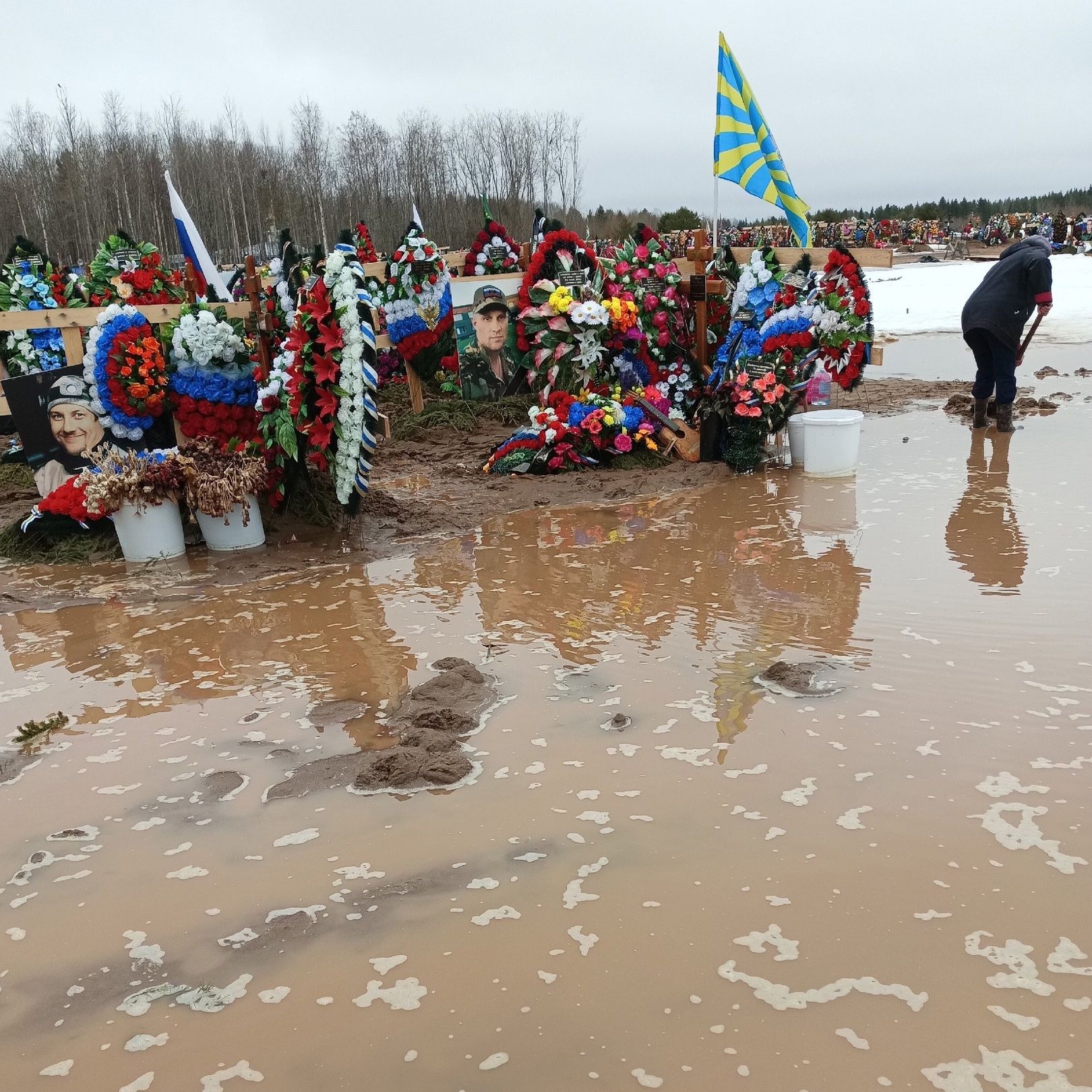 墓地的人没考虑地势问题,一场大雨就把"保家卫国"的英雄们泡在水里,这