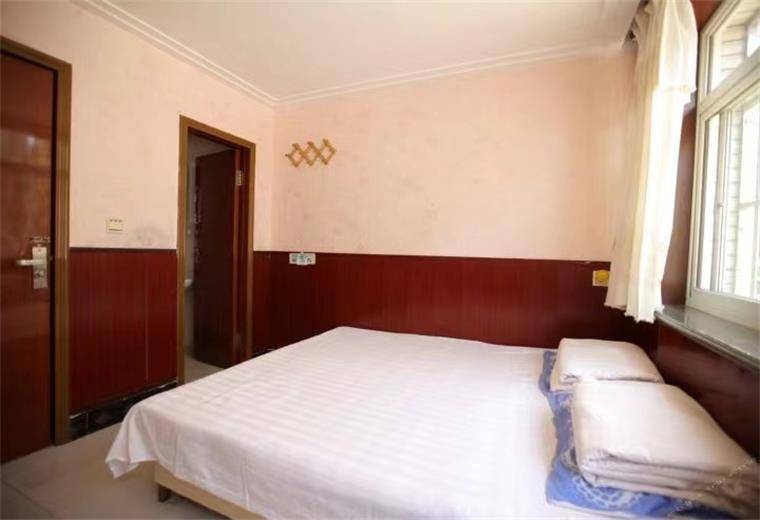 辽宁兴城新一地温泉宾馆,3层楼60间房能容纳150人,三餐一宿仅99