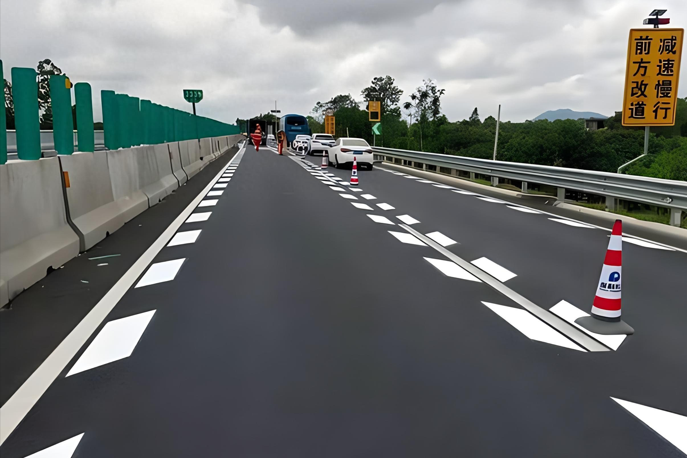 实线禁止变道,虚线需谨慎操作.