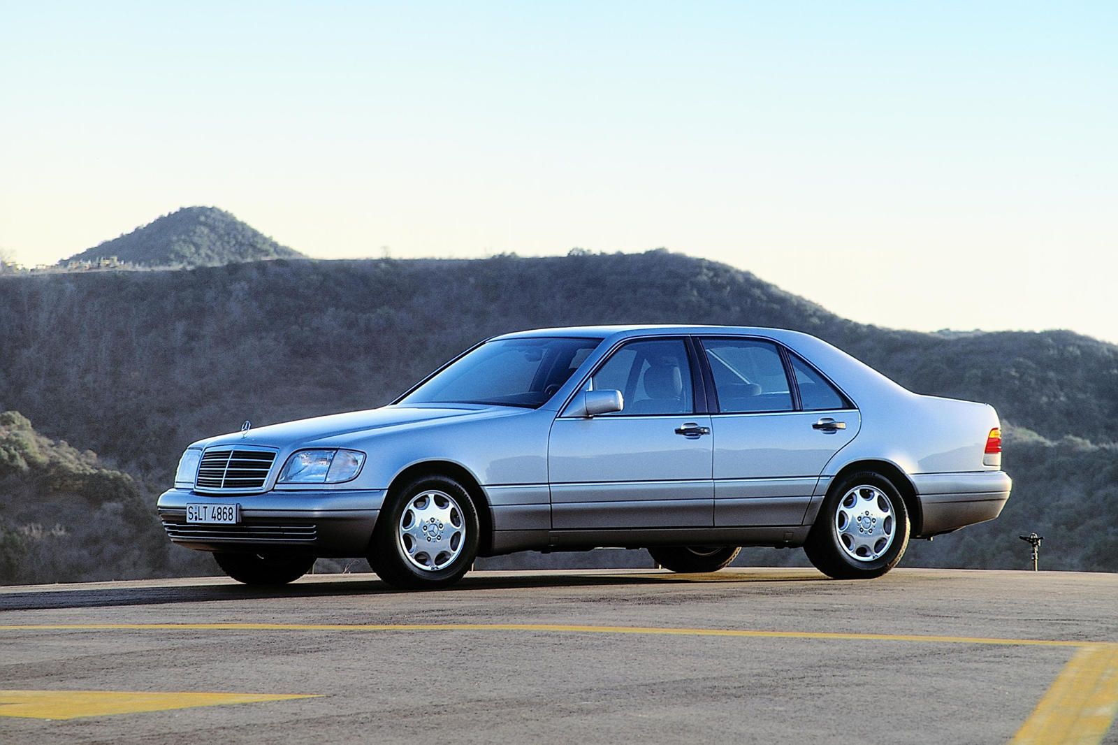 奔驰s级轿车各代进化史,哪一代才是你心目最经典的车型?