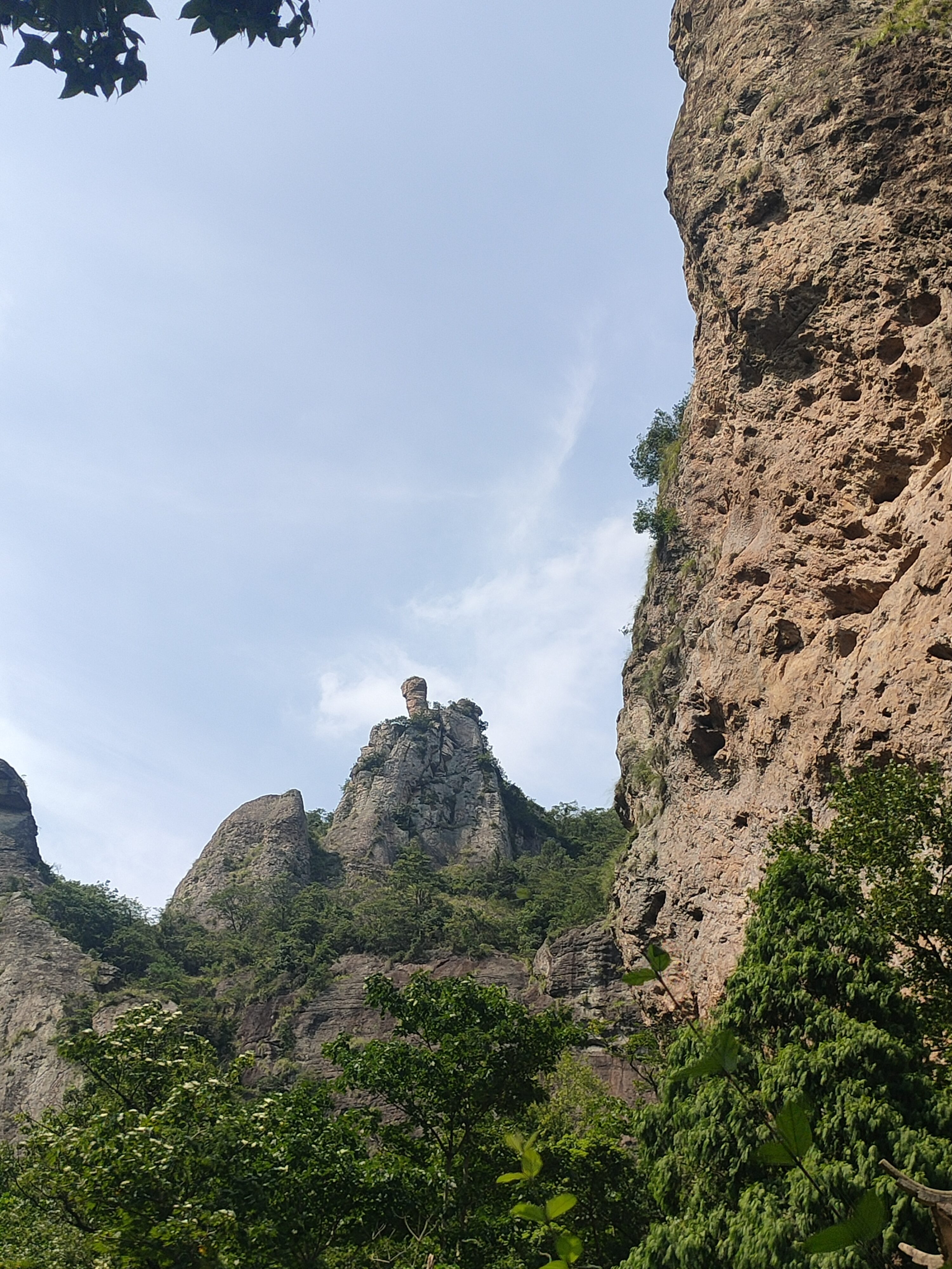 过雁荡山果盒桥后,我看到前方山峰顶上,矗立着一柱石峰,如同长脖兽的