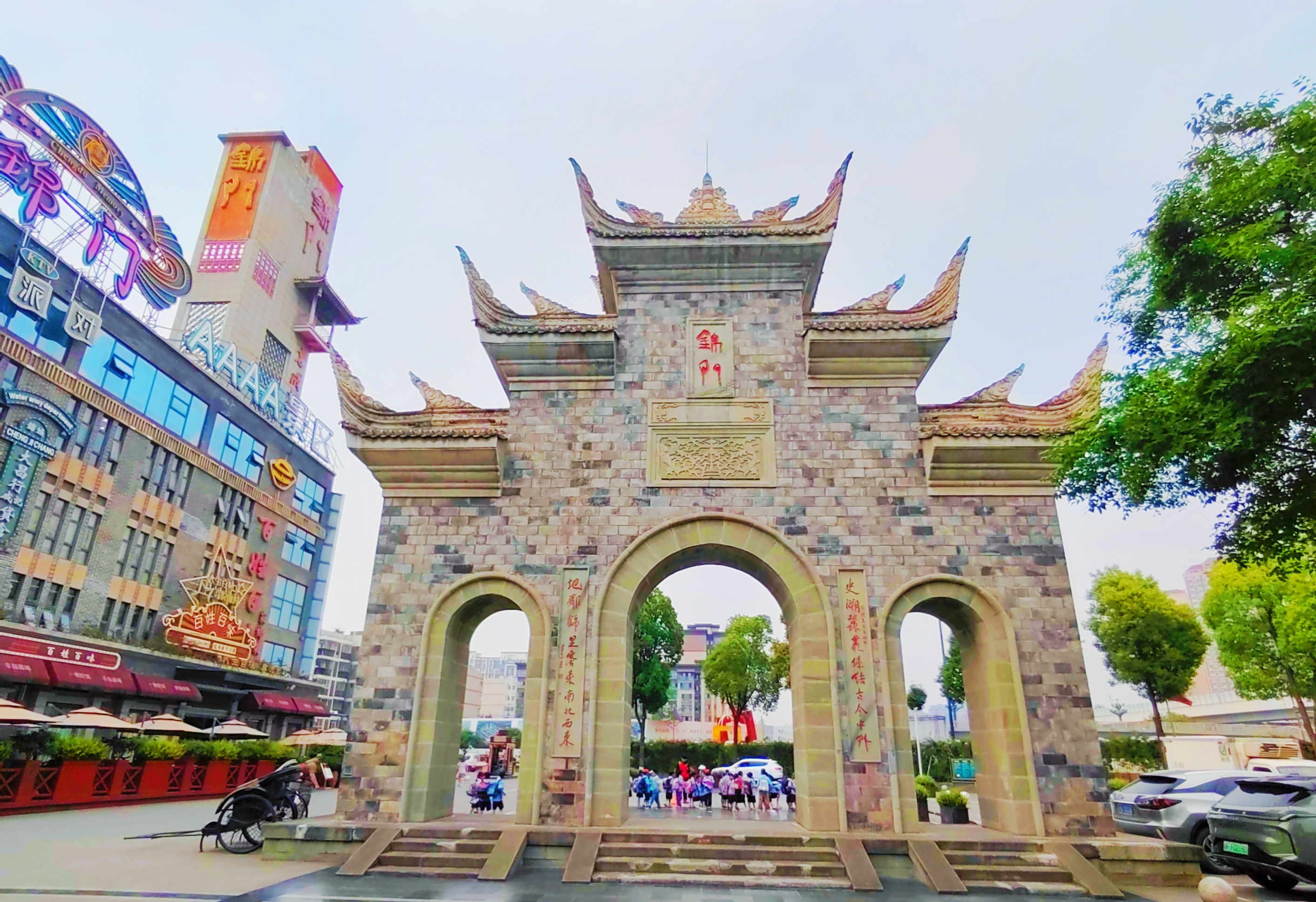 以美食,休闲,旅游商贸为核心,以千年三河古镇为基础,再现了成都近百年