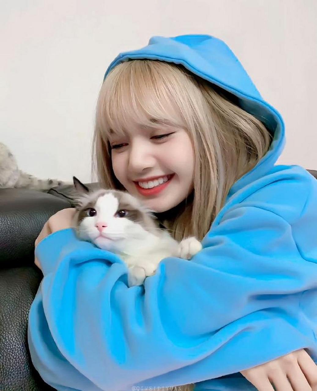 lisa与lv三公子美术馆邂逅# ,甜蜜互动羡煞旁人,这到底是什么神仙