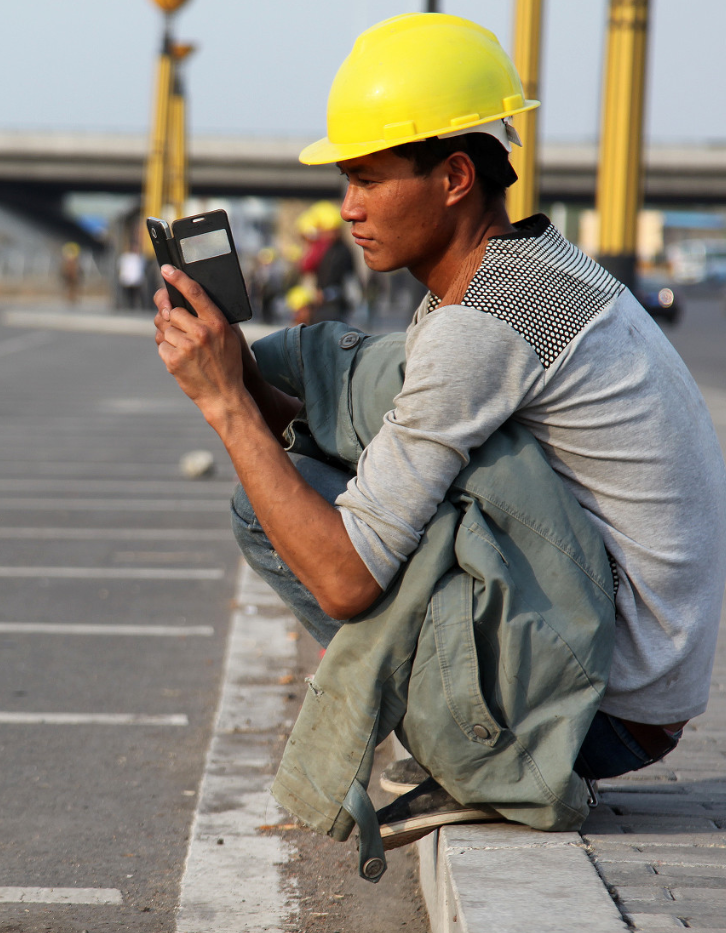 那些把吸完的烟头随手往地上扔的人,一定是来城里打工的农民工
