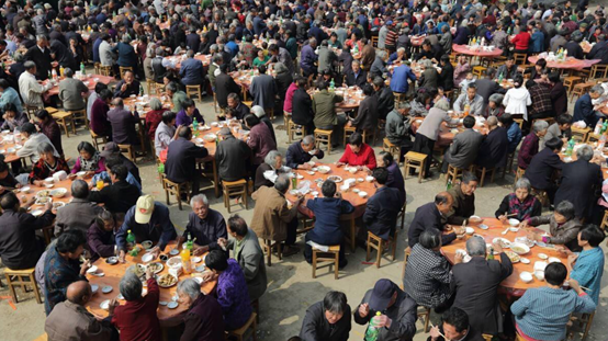 广东潮汕,昨天爷爷90大寿,二叔在家里摆了60桌,每桌20道菜,3瓶白酒,2