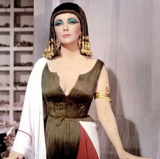 故事,讲述着一位埃及女王与两位罗马帝国的伟大统治者之间的情感纠葛