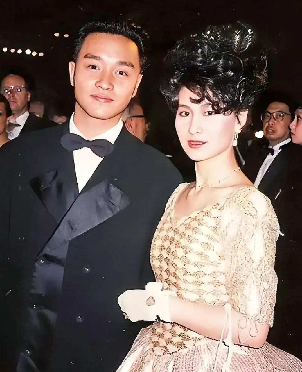 80年代,风华绝代的"哥哥"张国荣与出身名门的何超琼珍贵合影,照片中的