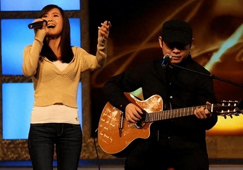 2011年,云朵成为个人歌手,师傅刀郎给她写了一封信,24岁的云朵听到这