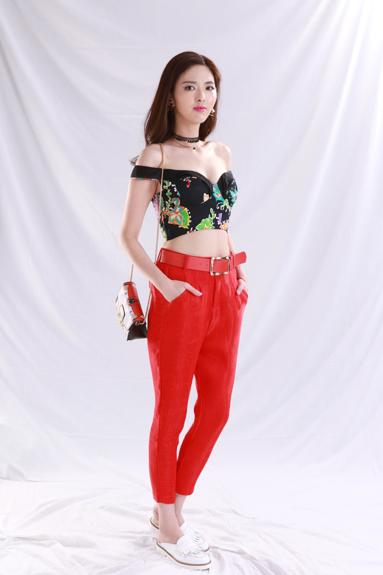 【91】陈菲020202女演员0202多套高跟低胸短裤翘腿等造型