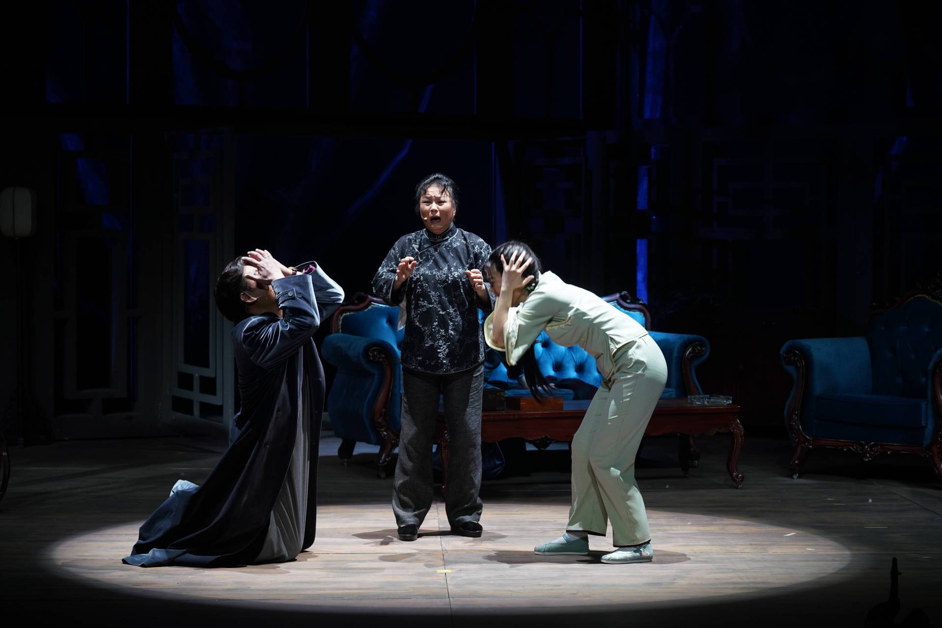 伪善的资本家大家长周朴园,受新思想影响的单纯的少年周冲,被冷漠的