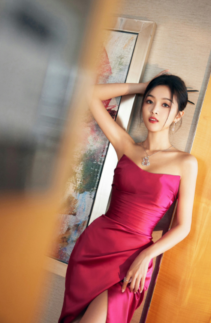 吴宣仪的玫红色礼服