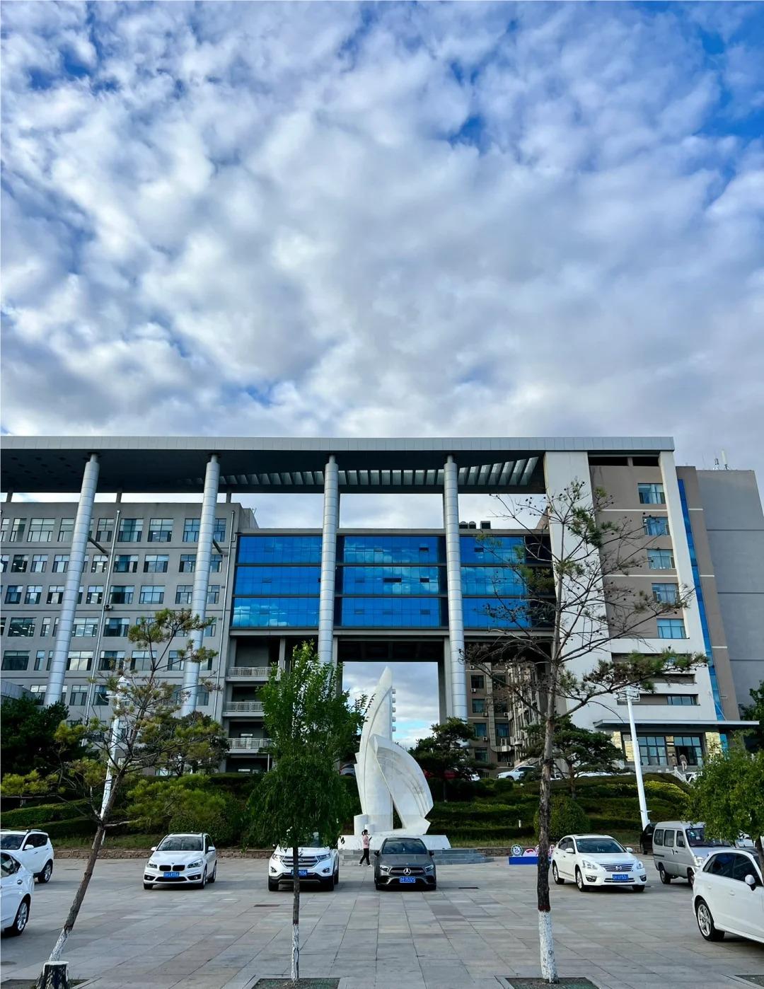 延边大学(yanbian university),简称"延大",地处吉林省延边朝鲜族自治