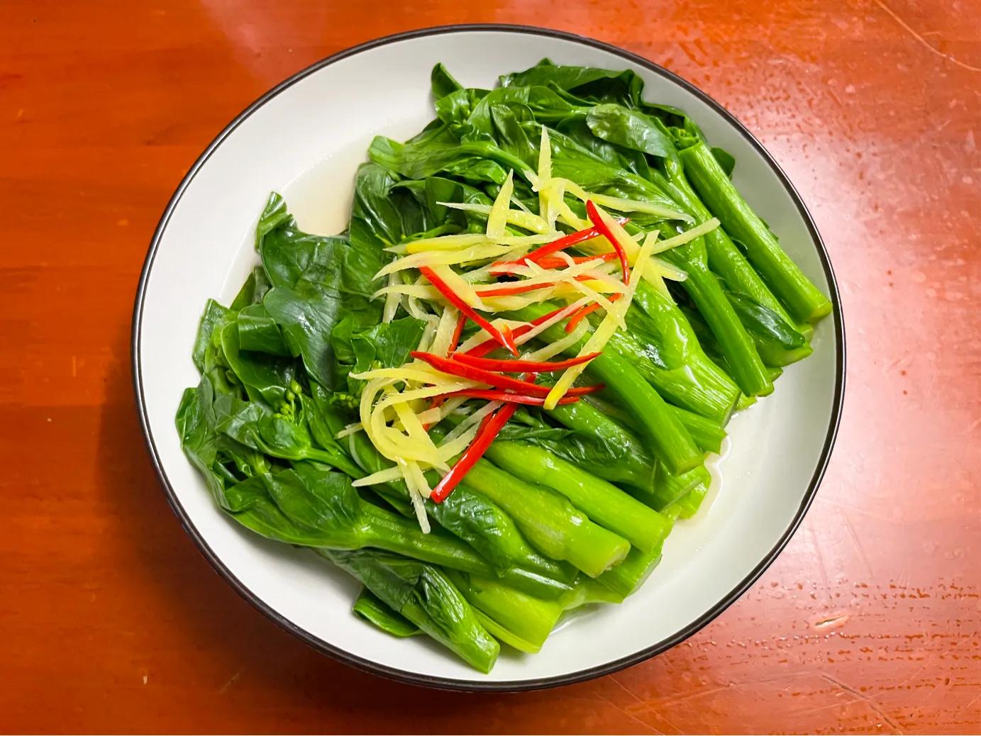 盐水菜心,翠绿油亮,清爽又解腻,百吃不厌