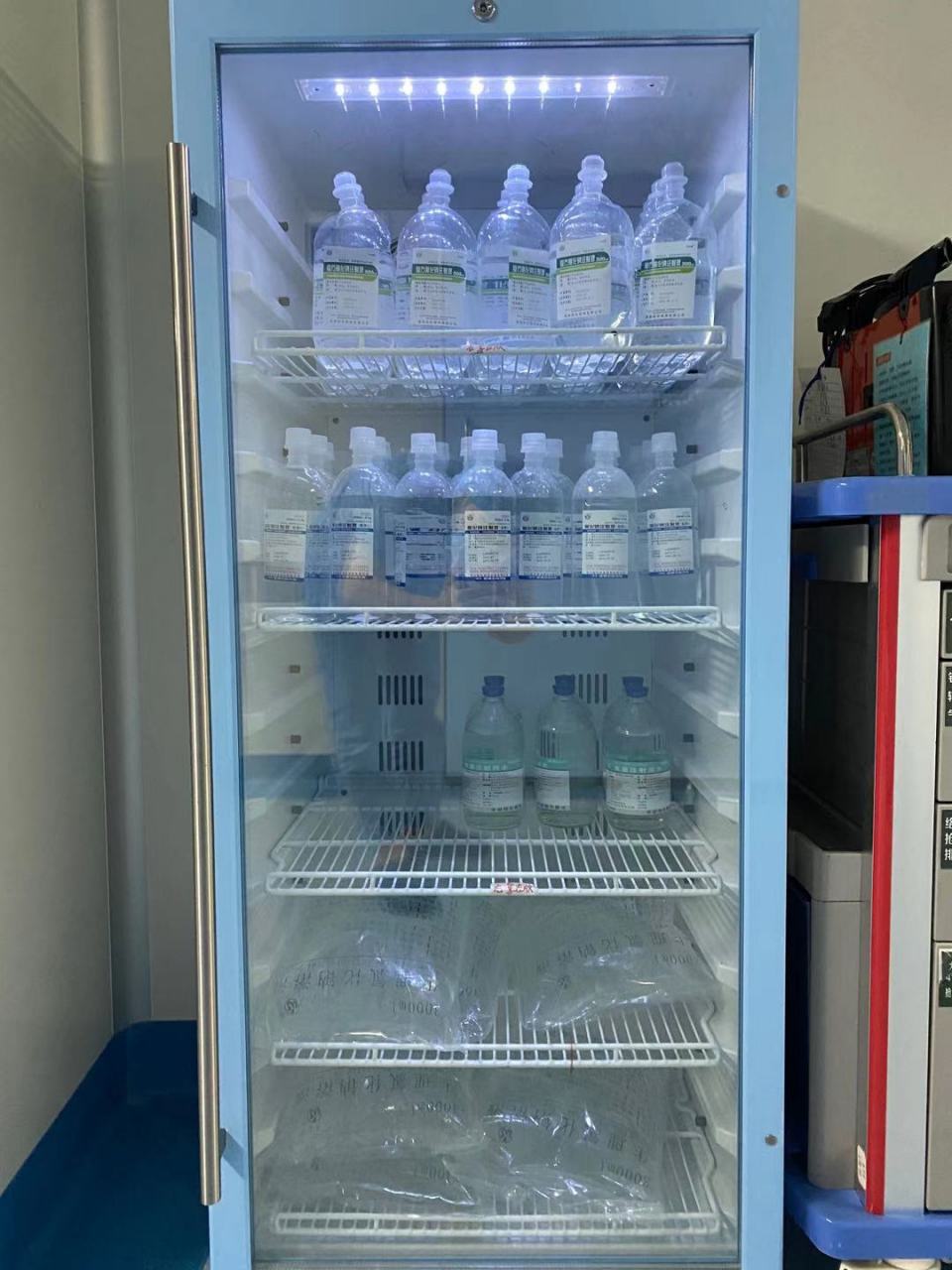 手术室液体恒温箱是专为手术室设计,确保手术液体在适宜温度下保存的