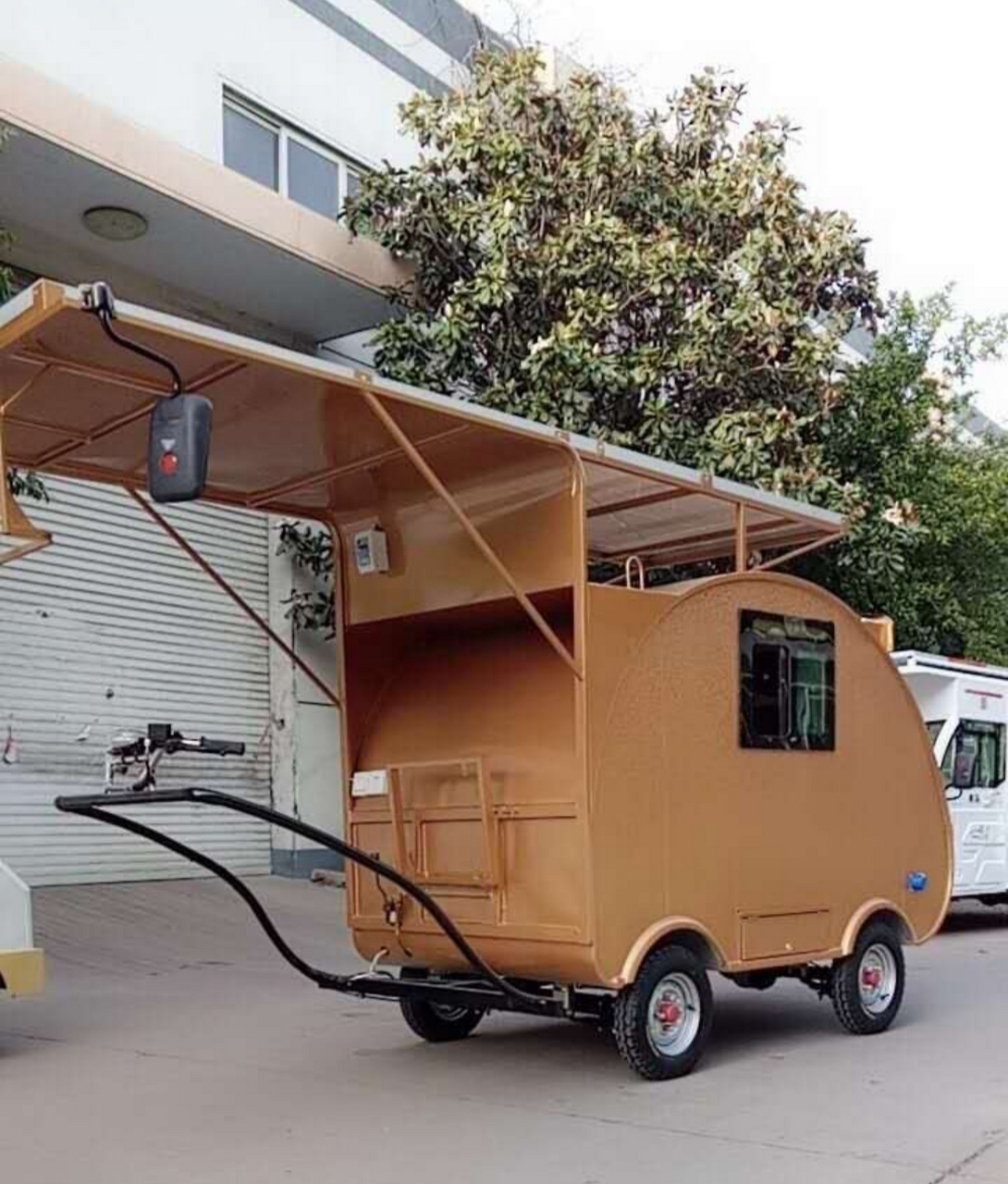 徒步房车相比自行车房车的优势是空间较大,可以携带更多东西,睡觉也更