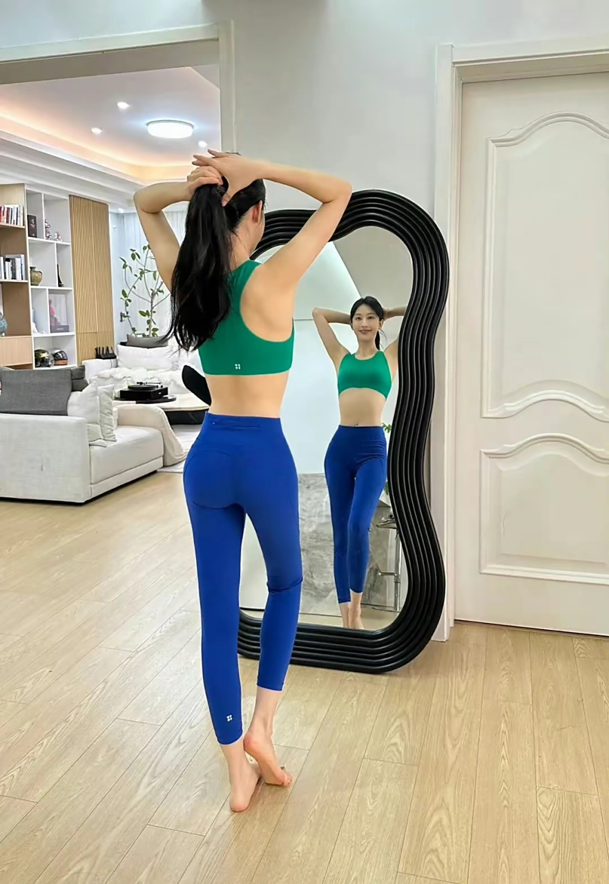 张俪健身自拍照惊艳亮相,长腿长脚魅力四射,网友直呼:太亮眼!