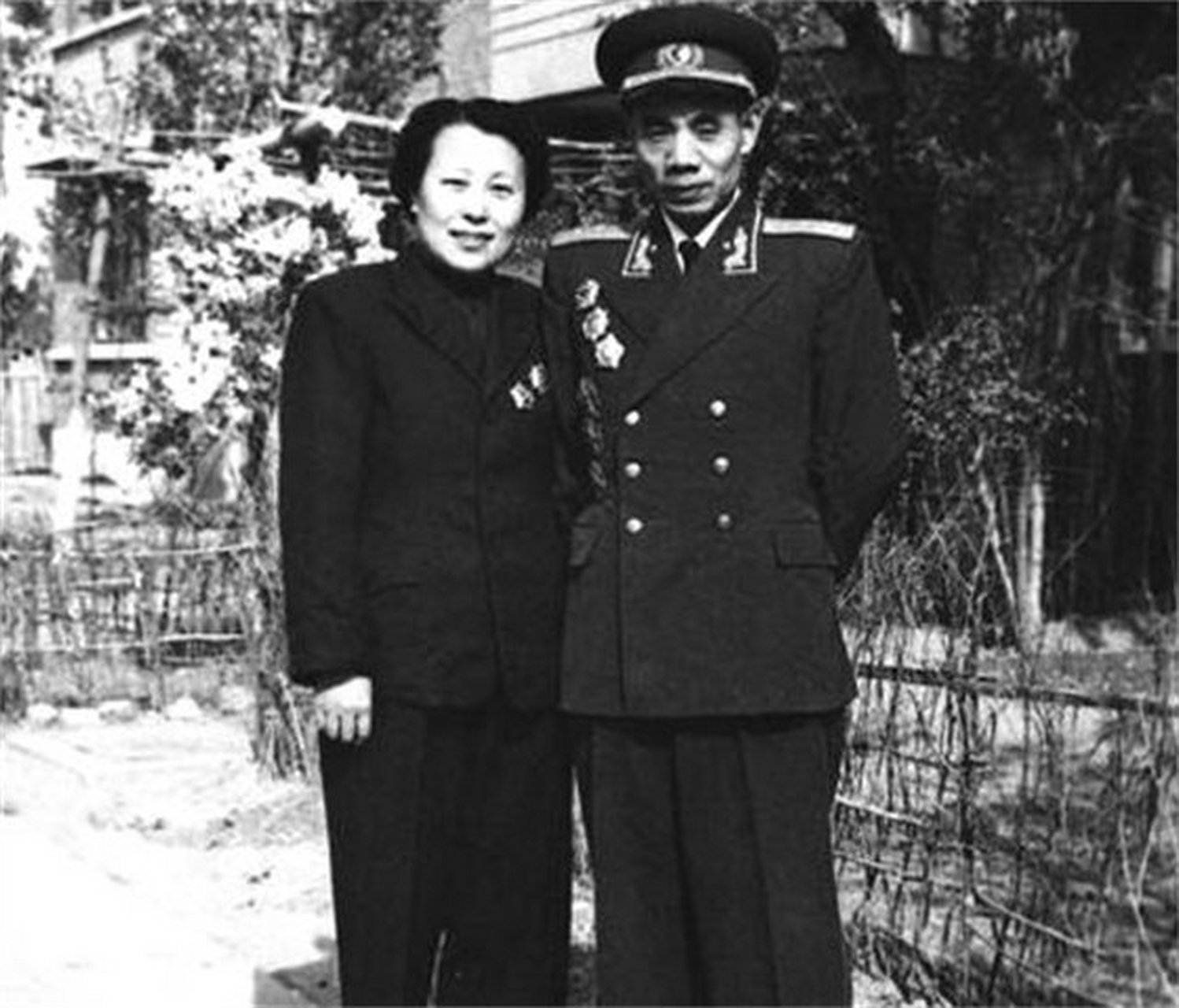 外面一个军,家里一个加强班,吴信泉将军和妻子俞惠如,共孕育了12个