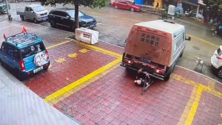 运钞车在行驶中不慎将押运员撞倒压在车底