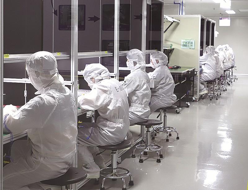 早上八点五十打卡上班,手机锁在柜子里,进车间穿无尘服