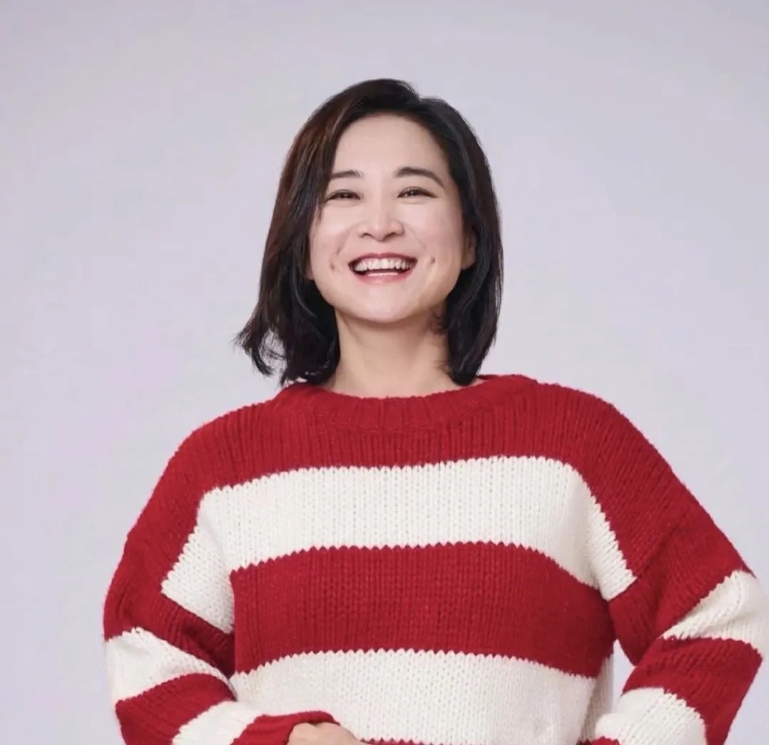 贾玲,换头像了,新头像笑得真开心!