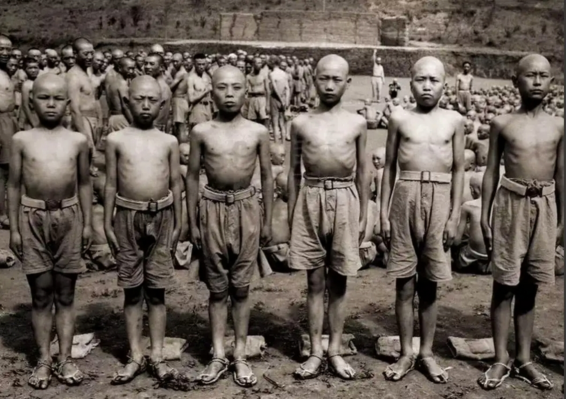 ",1944年,张全胜,一个年仅9岁的小战士,在战场上被俘时,日军各种威逼