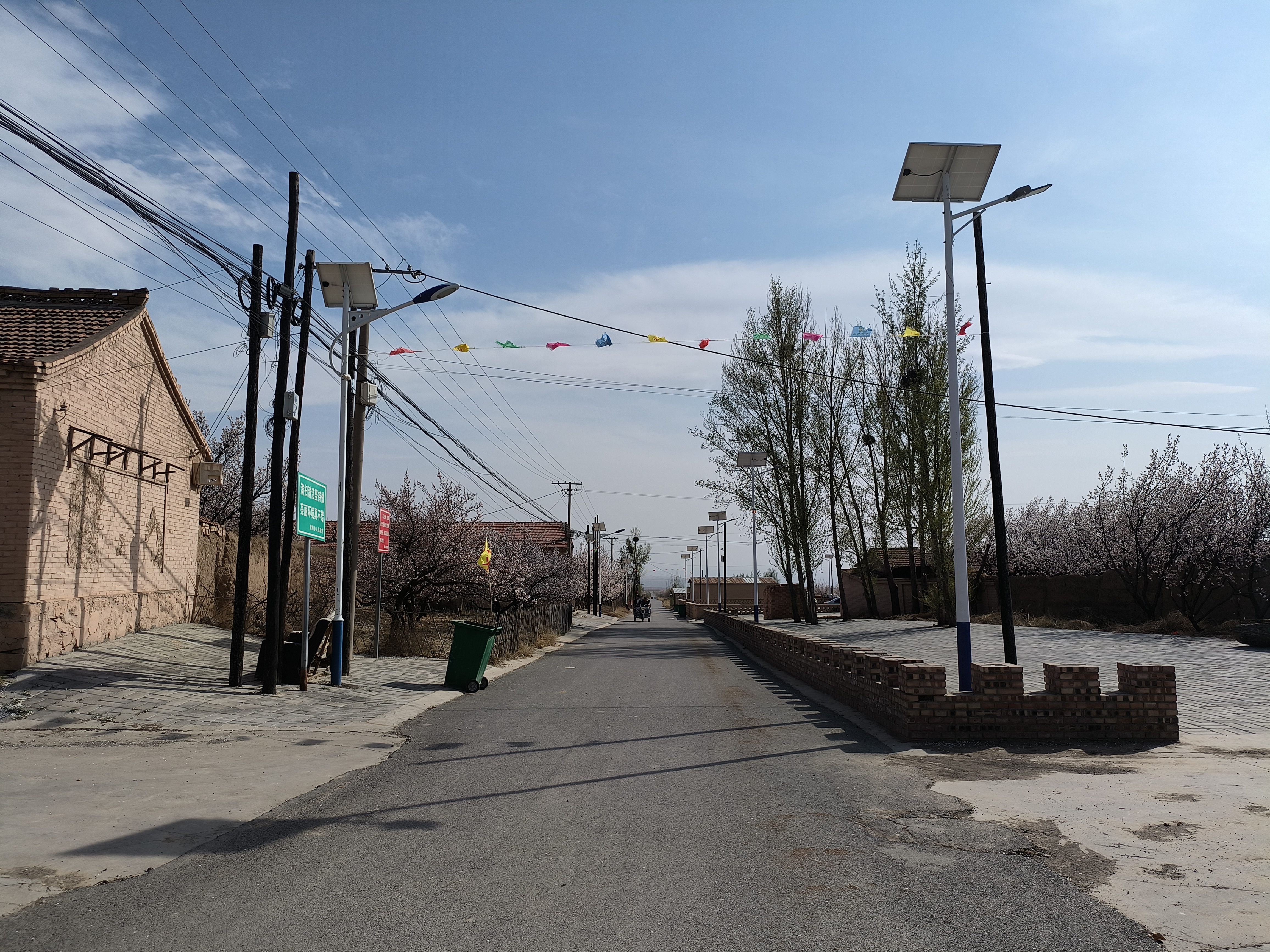 这是蔚县一个以杏树,杏花,杏干,木瓜杏而闻名的村庄榆涧村,村里种植有