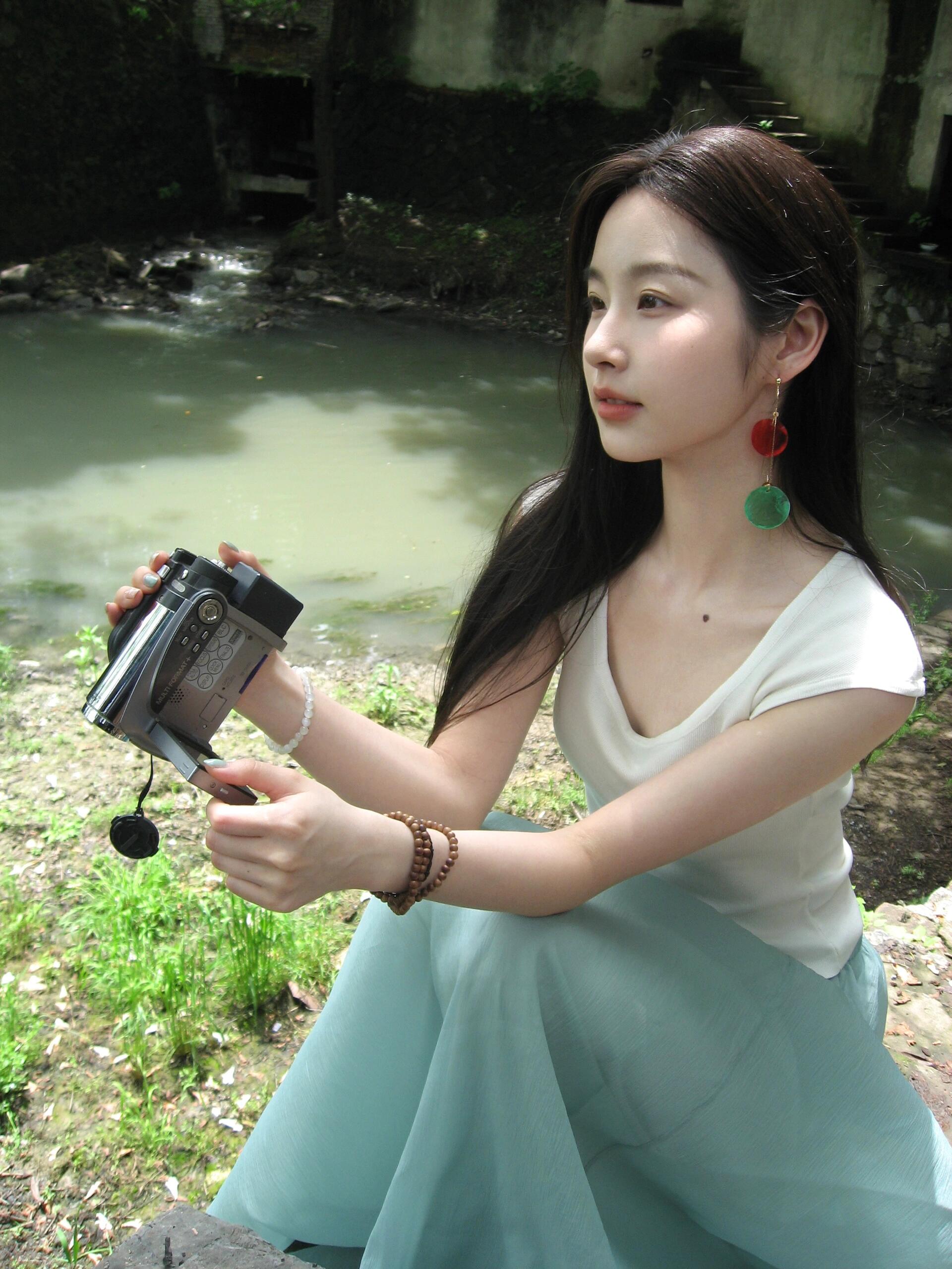 瞧,这小美女,简约的穿搭尽显大方气质,清新又自然,整体一身散发着迷人