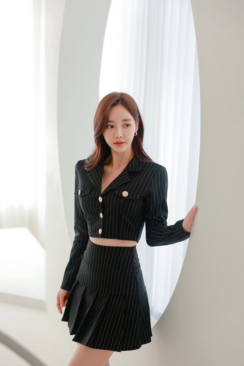 孙允珠一袭黑色高腰西装套裙,文艺优雅.#明星穿搭# #孙允珠