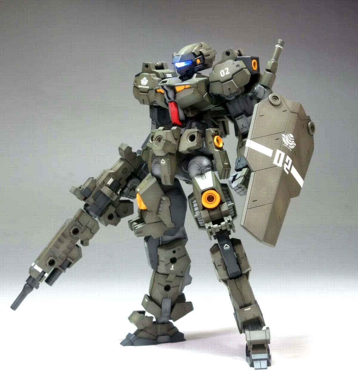模型师g-summer制作的30mm rect机甲在原有的基础上进行了军武配色