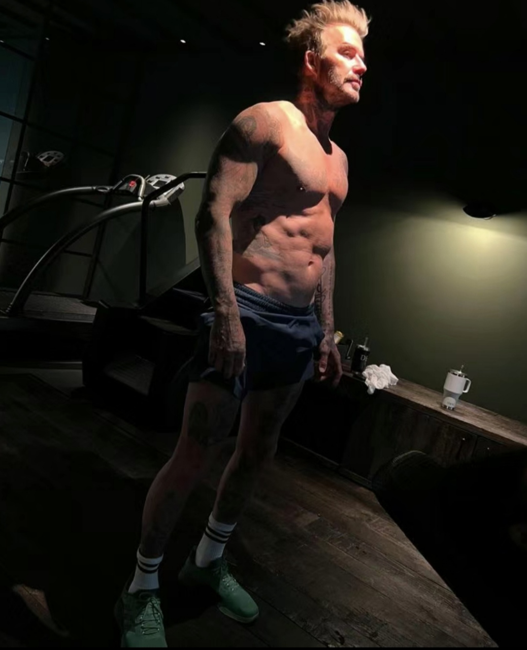 贝克汉姆晒健身照,肌肉线条绝了.