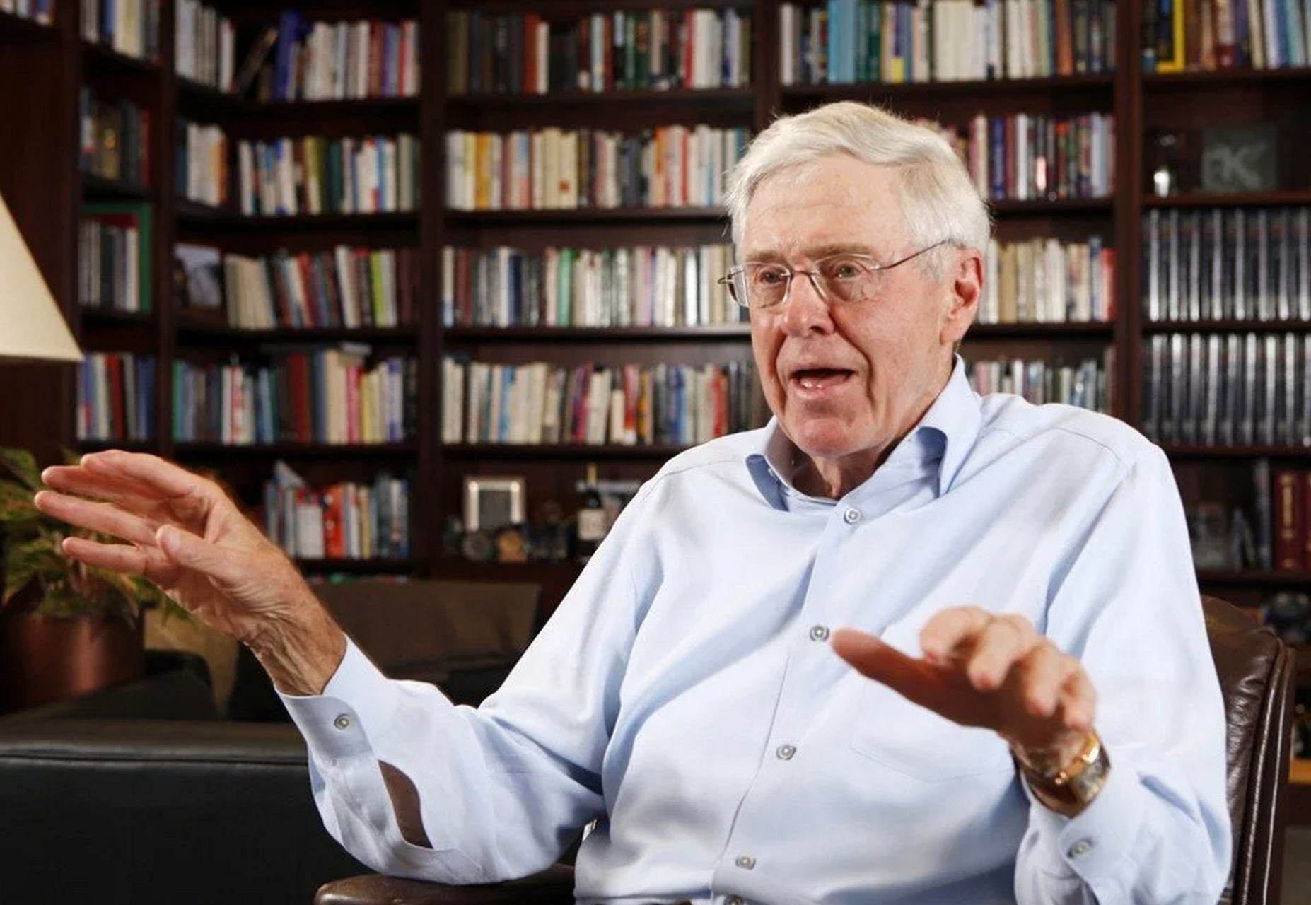 查尔斯·科赫是科氏工业的董事长兼ceo,通过继承与发扬家族企业,拯救