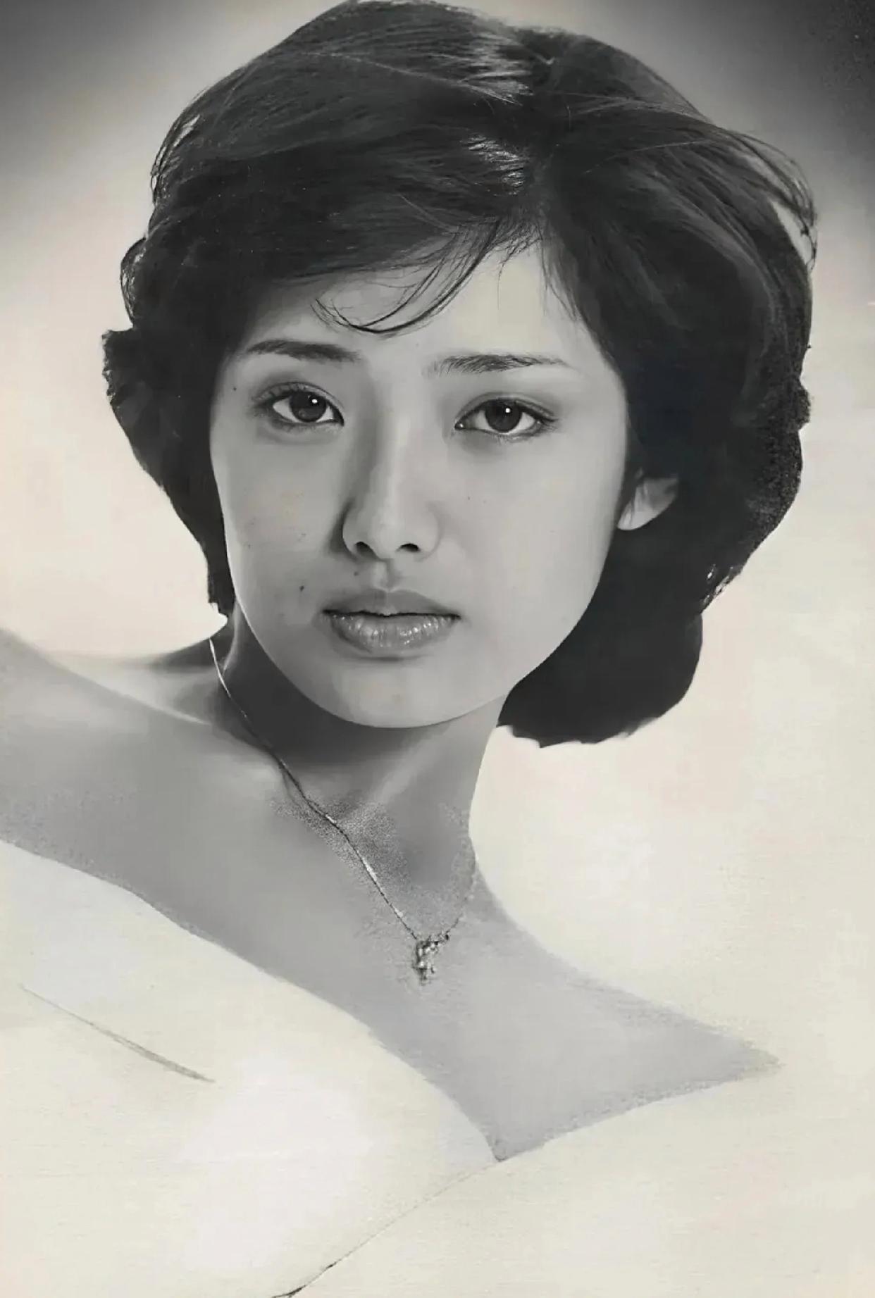 山口百惠无论气质还是演技都是女神级别没有之一,至今无人超越,张子枫