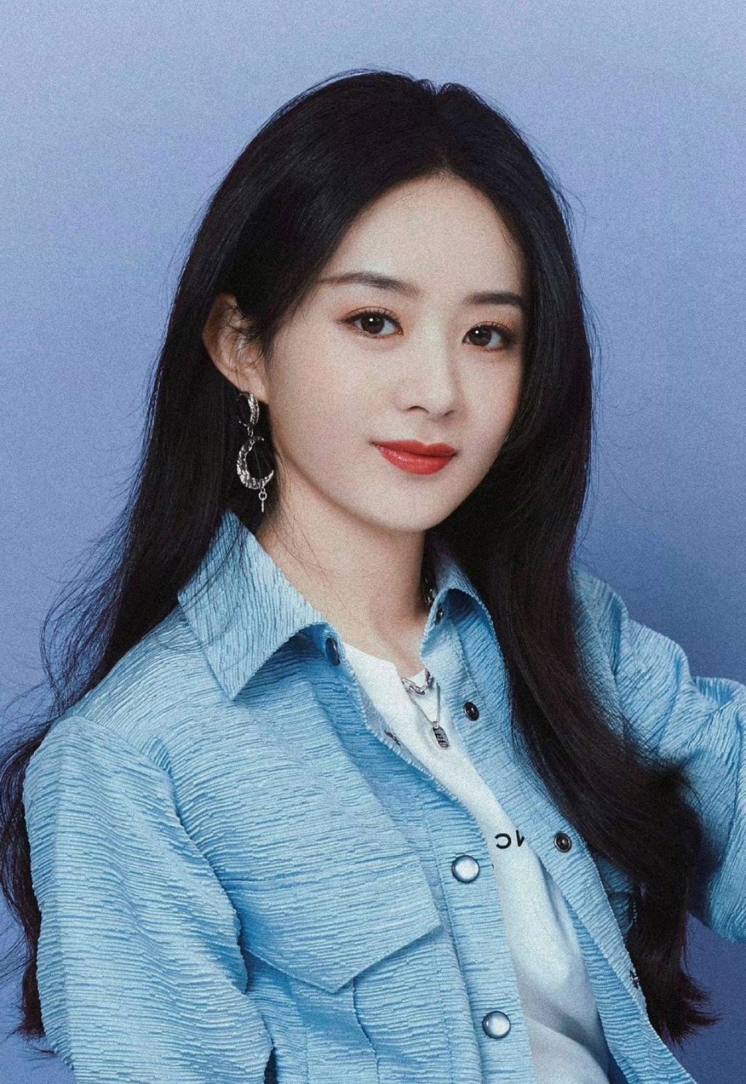 赵丽颖这穿着真的很时尚休闲,浅蓝色系的风格.看起来很阳光大气.