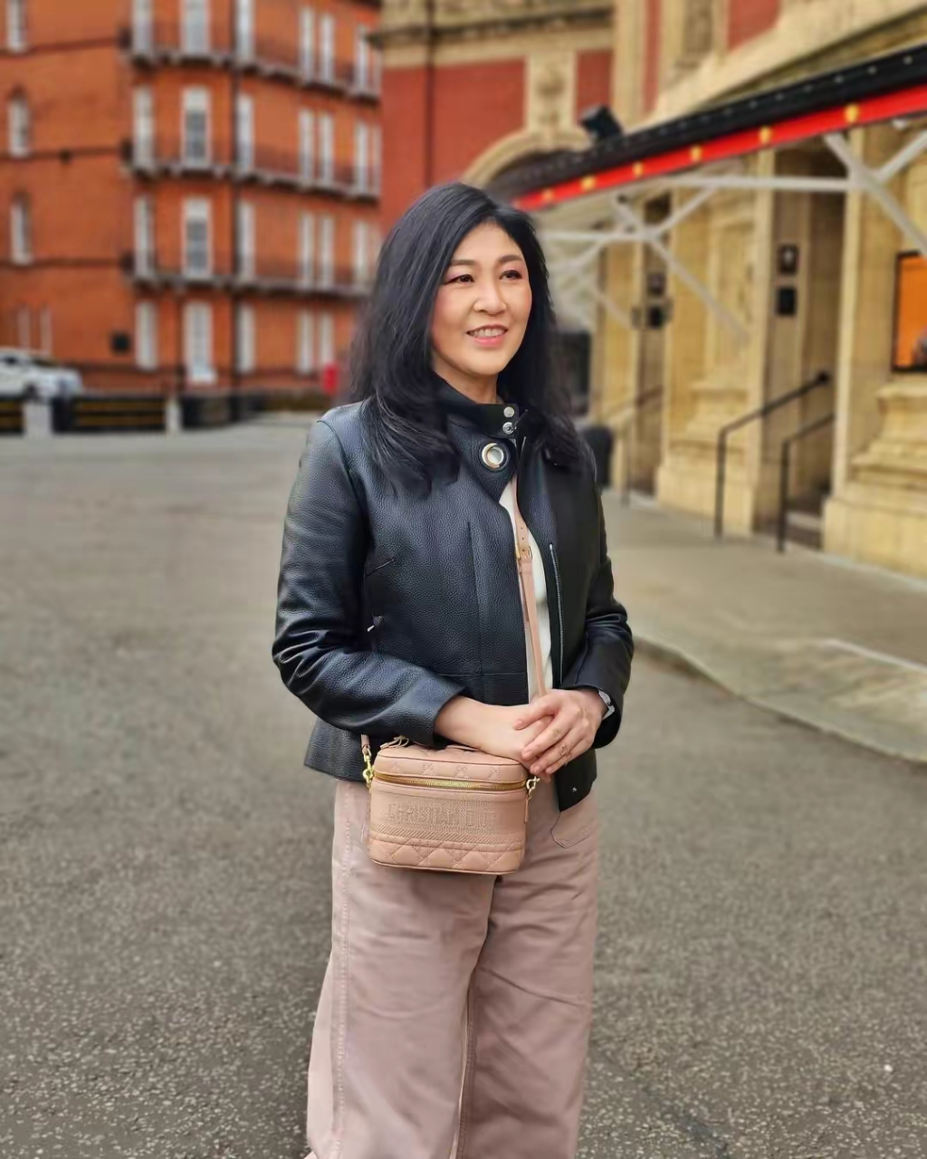 英拉每次晒出的美照,着装风格都不同,但是和以前当总理的时候确是是