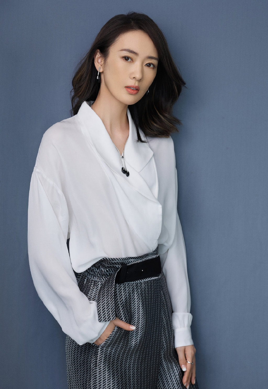 热播剧《微暗之火》女主演童谣的写真照片,身材窈窕,气质优雅,不愧为