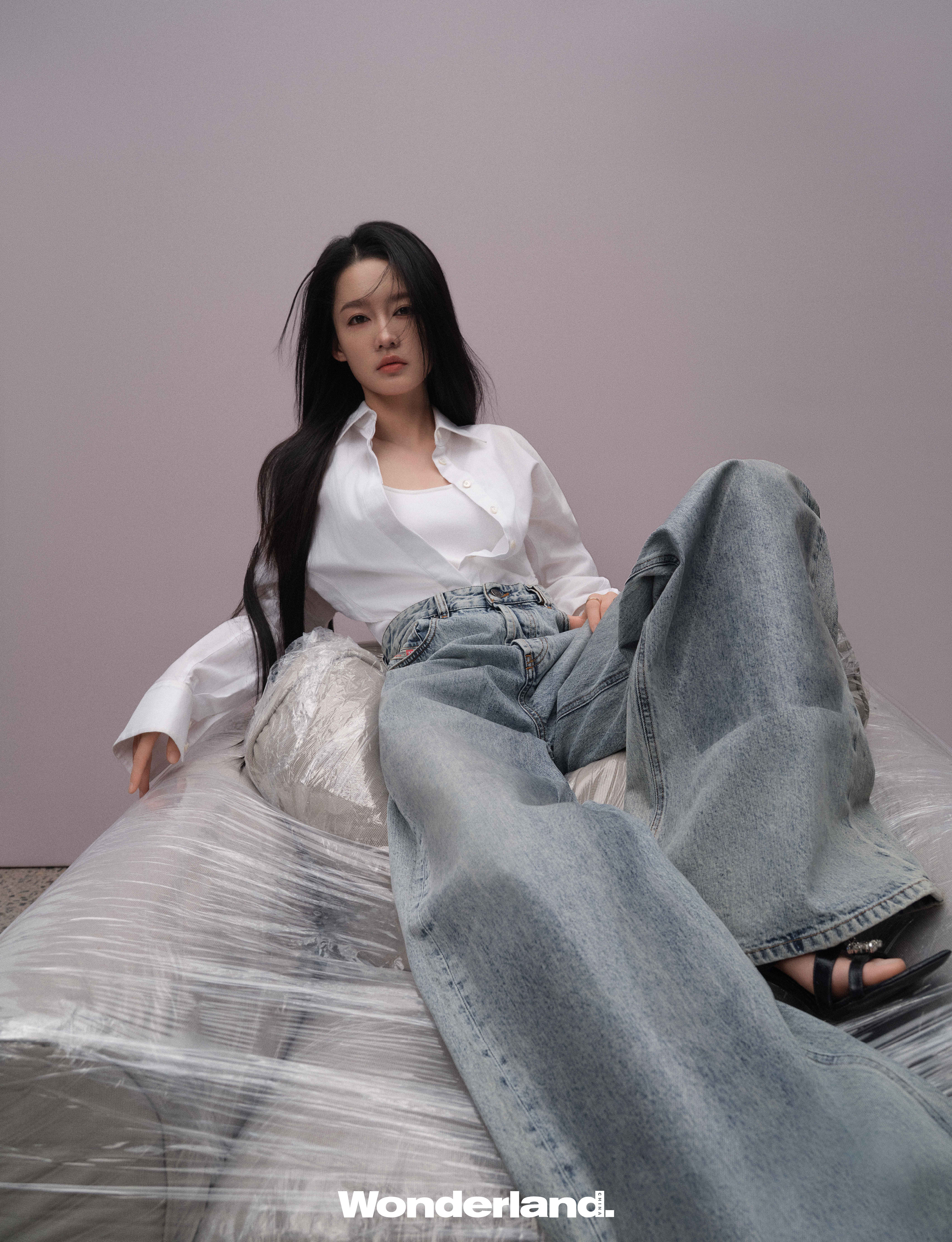 她的肌肤白皙,五官精致,给人一种清新脱俗的感觉.