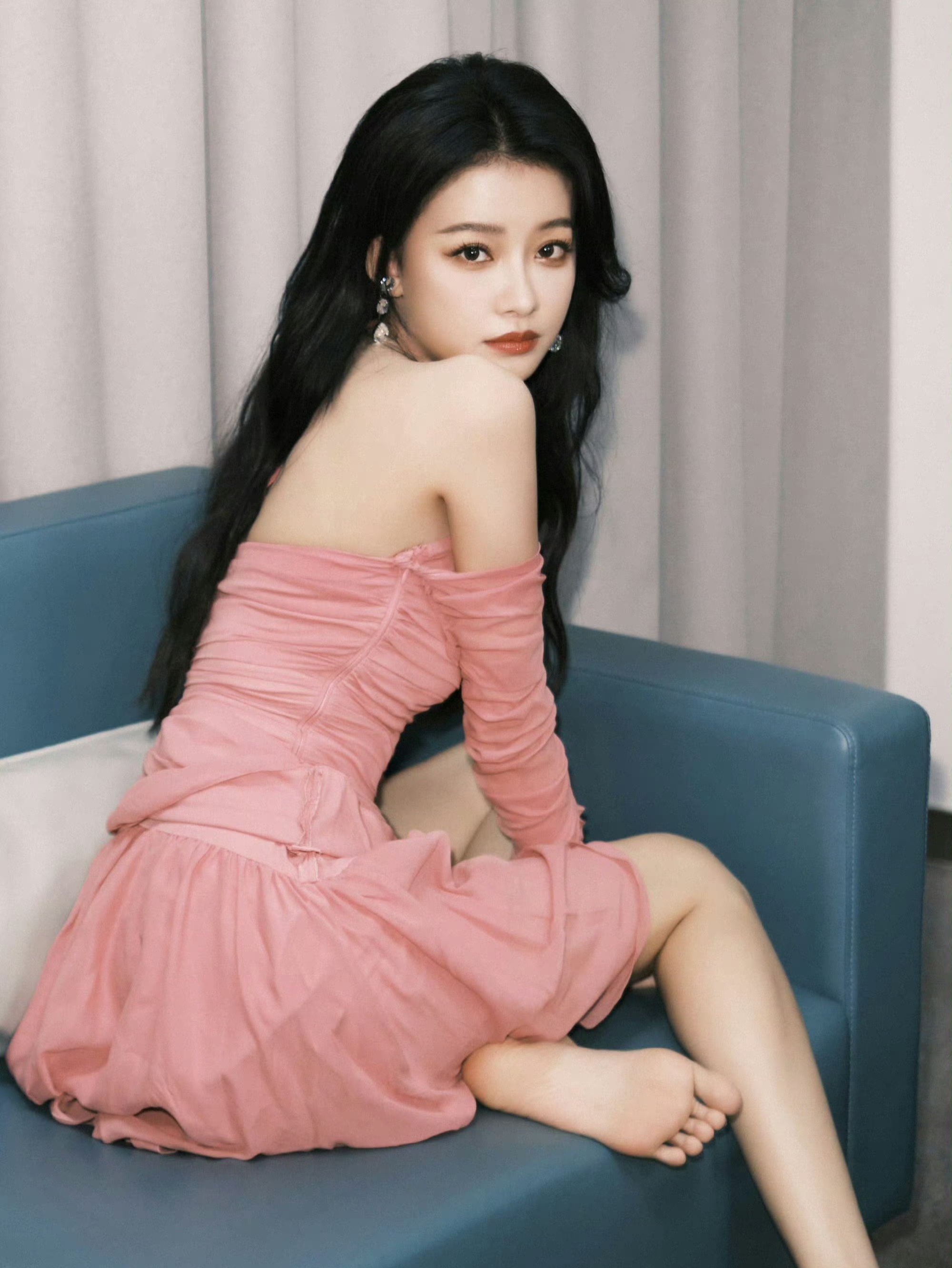 孙怡现在是越来越美了,粉色短裙很适合她