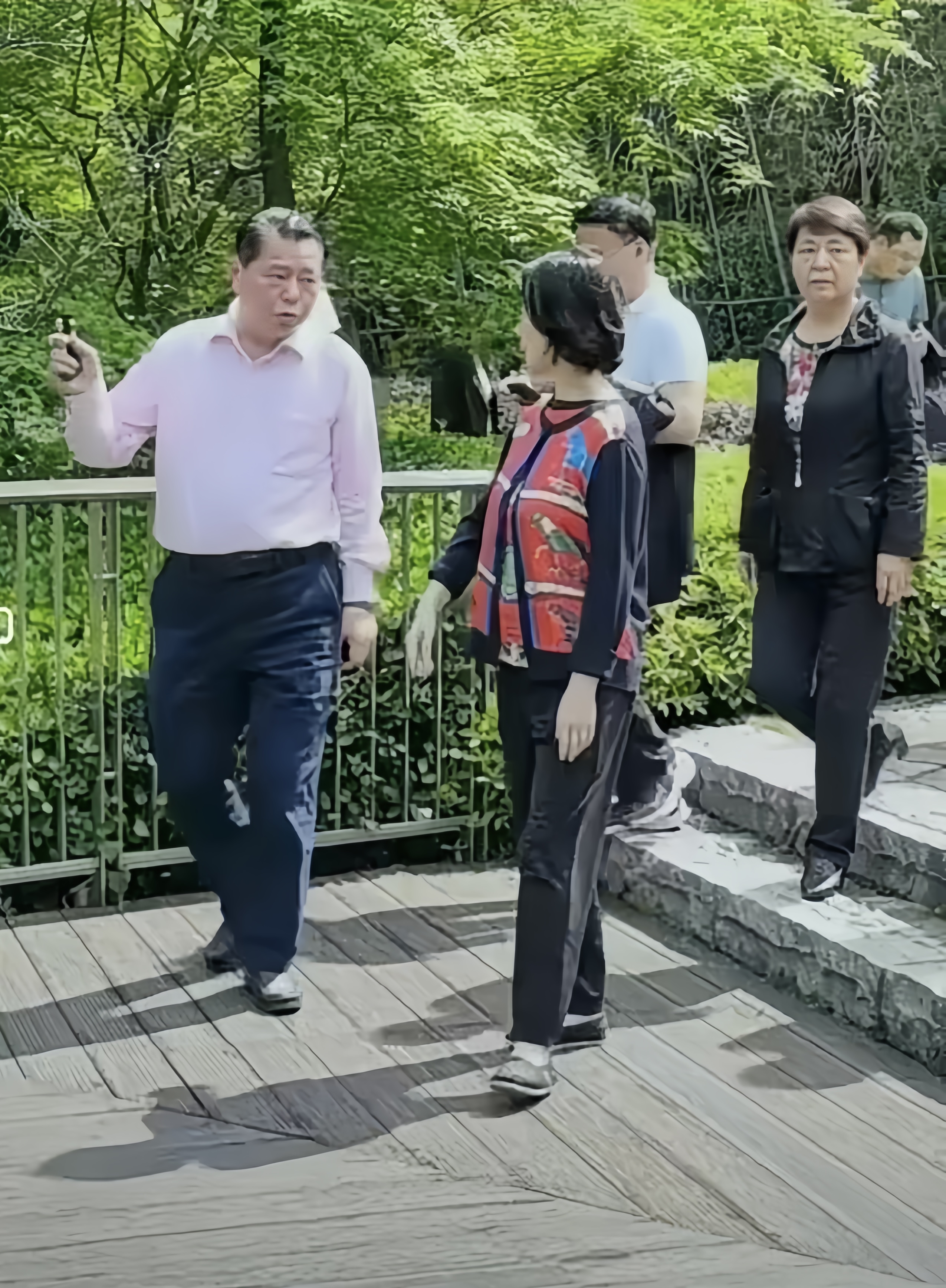 61岁何超琼突然闪现黄山,市委书记亲自陪同,她还特
