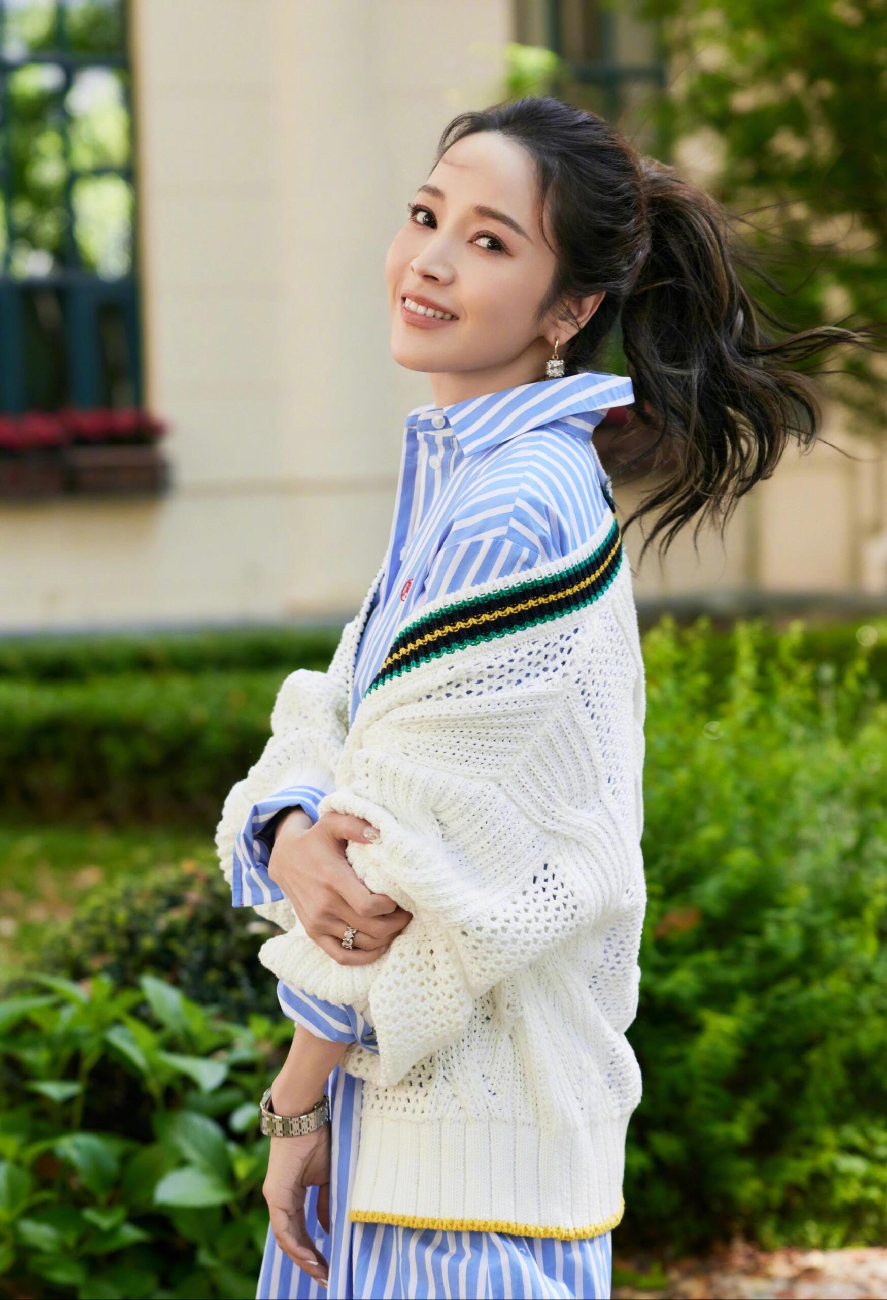 侯佩岑高马尾辫配格子裙,青春洋溢宛如少女