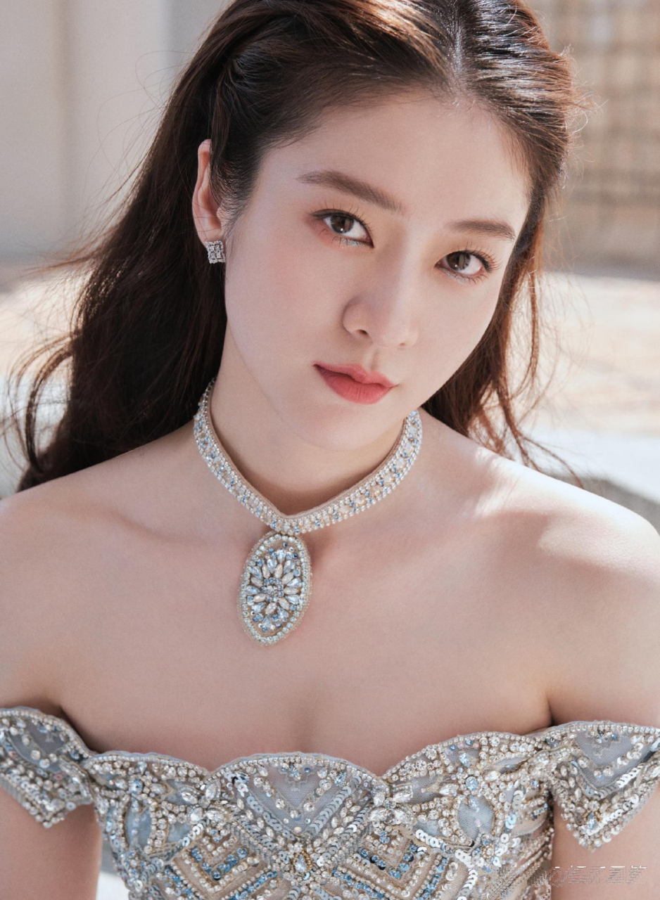 张雪迎宫廷风闪钻礼服裙