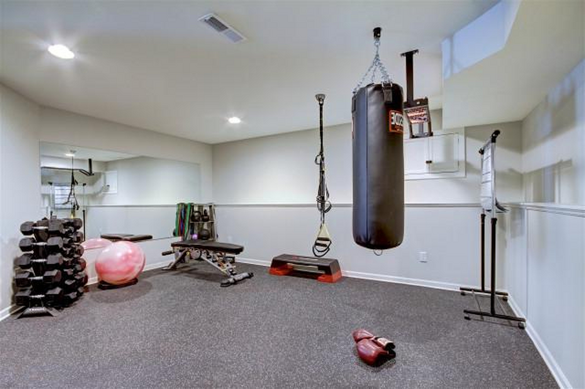 广东的一位创意屋主🏠,竟然将自家的地下室改造为一个高级健身房 9