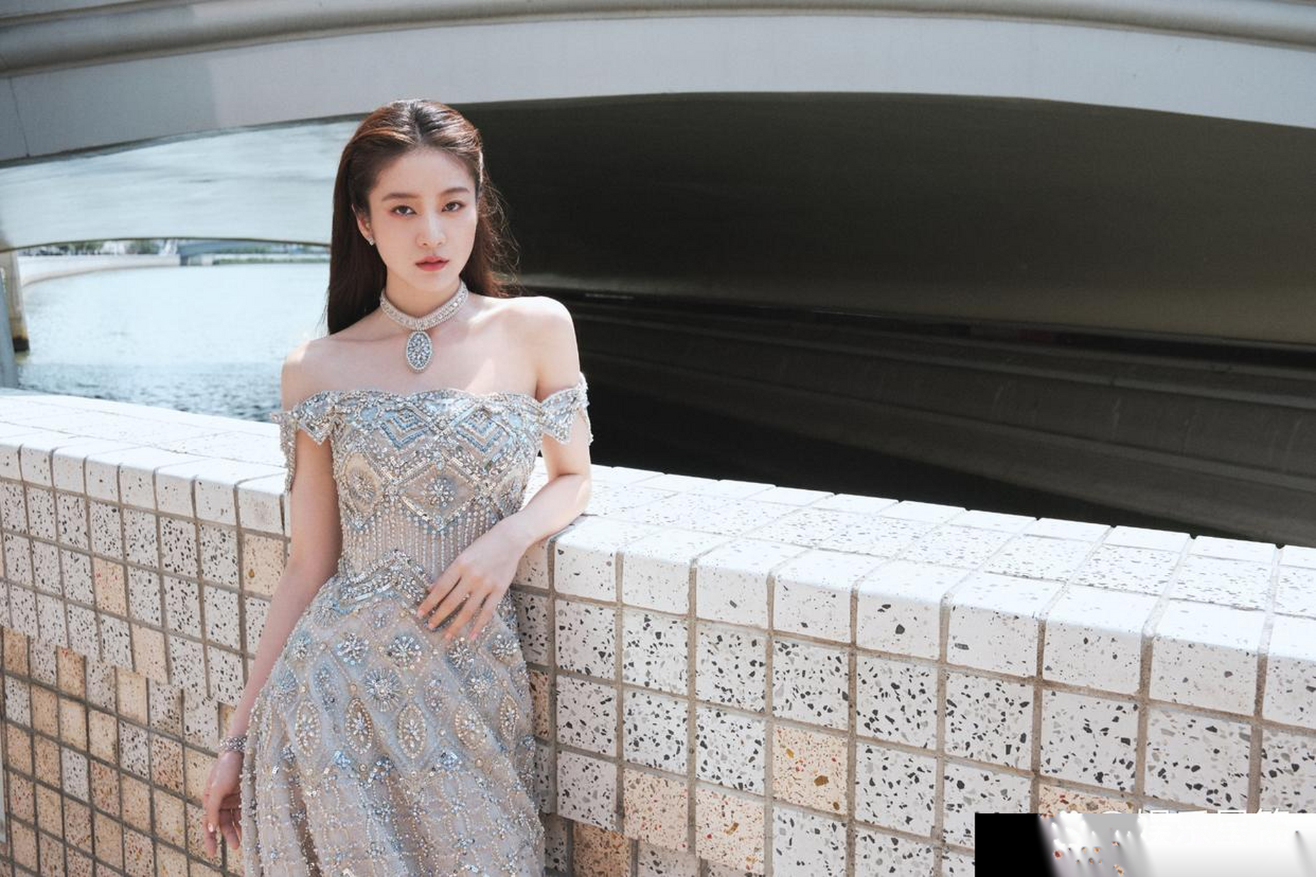 张雪迎宫廷风闪钻礼服裙