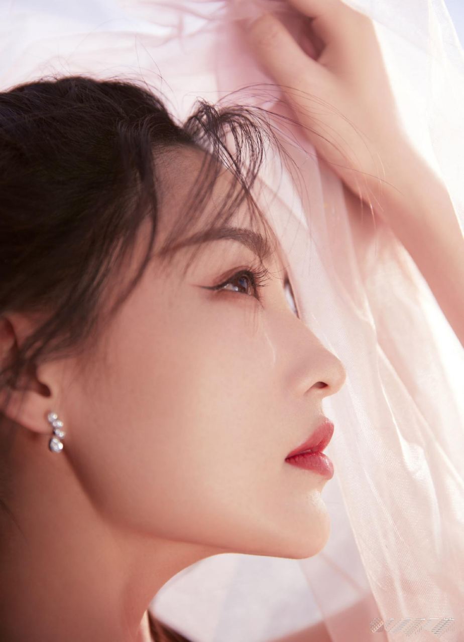 李沁甜美的粉色系礼裙