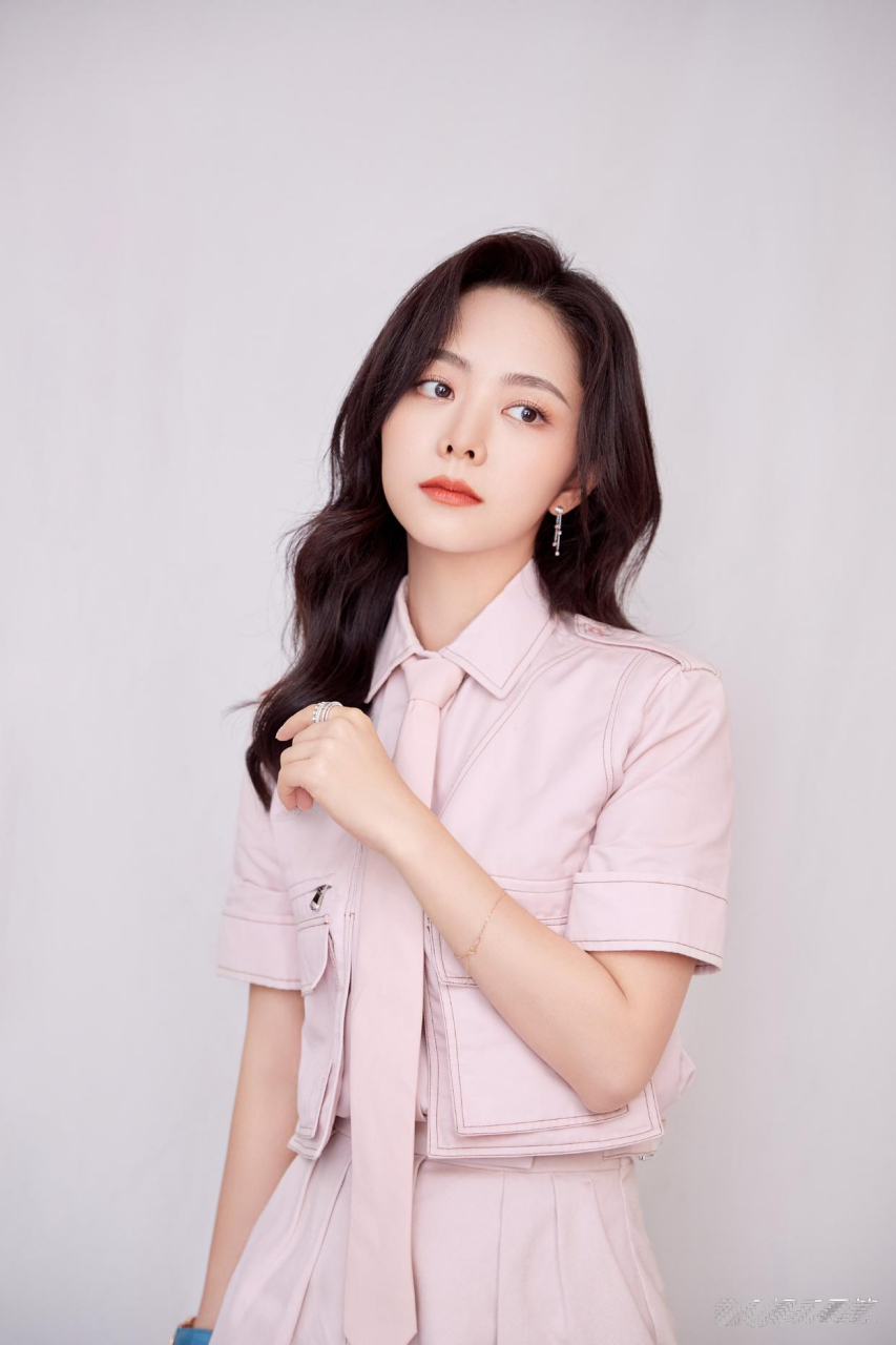 谭松韵粉色工装套装